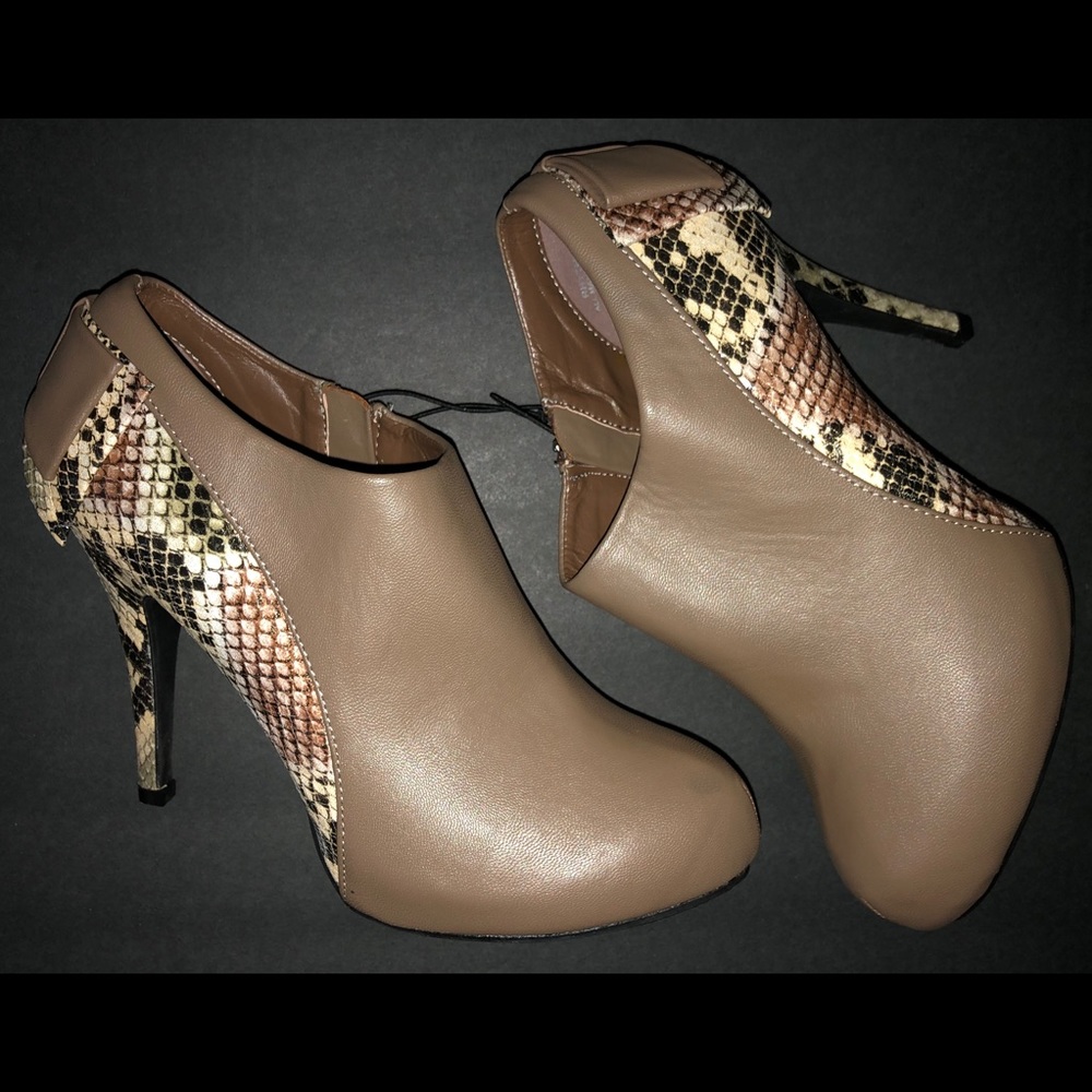 Dollhouse Bow Taupe Brown Black Ankle Boots Size 8